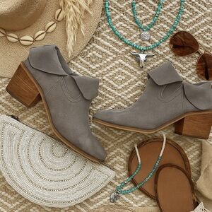 BP. Brice Notched Suede Leather Booties ❤️